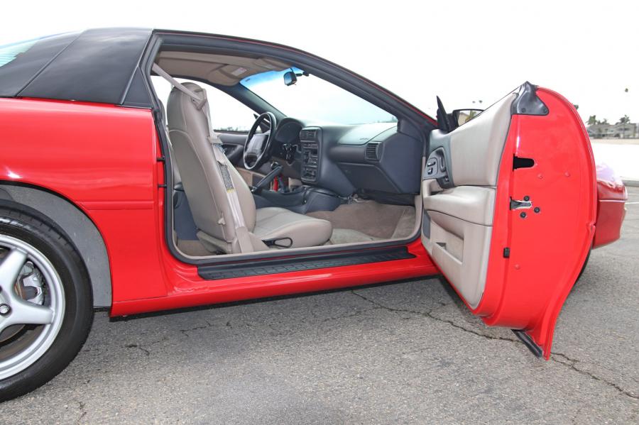 Интерьер Chevrolet Camaro Z28 SS 1998 года  (фото 57 из 94)